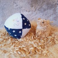 stoffball raschelnd